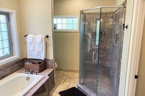 Hair dryer, towels - Hot Tub & Deck! Outdoor Basecamp in Klamath Falls (Klamath Falls)
