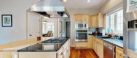 Een koelkast, een microgolfoven, een kookplaat, een vaatwasser