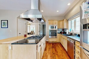 Réfrigérateur, four à micro-ondes, surface de cuisson, lave-vaisselle