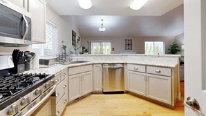 Private kitchen - Tranquil Redmond Retreat: Relax & Explore Outdoors (Redmond)