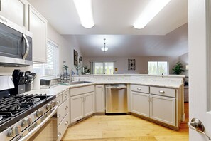 Réfrigérateur, micro-ondes, plaque de cuisson, lave-vaisselle