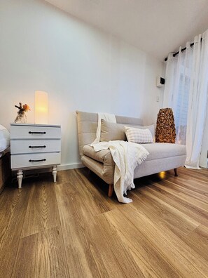 TV - Calm Coastal Hideaway - Cozy, Peaceful, Relaxed & Wellness Inspired (Umina Beach)