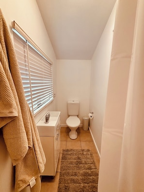 Douche, sèche-cheveux, serviettes fournies, savon
