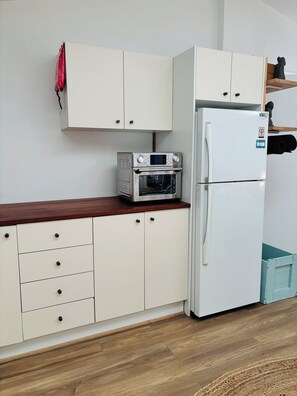Microwave, oven, stovetop - Calm Coastal Hideaway - Cozy, Peaceful, Relaxed & Wellness Inspired (Umina Beach)