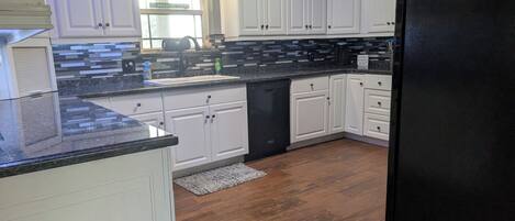 Microondas, horno, parrilla de estufa y lavavajillas