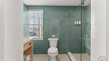 Een haardroger, handdoeken