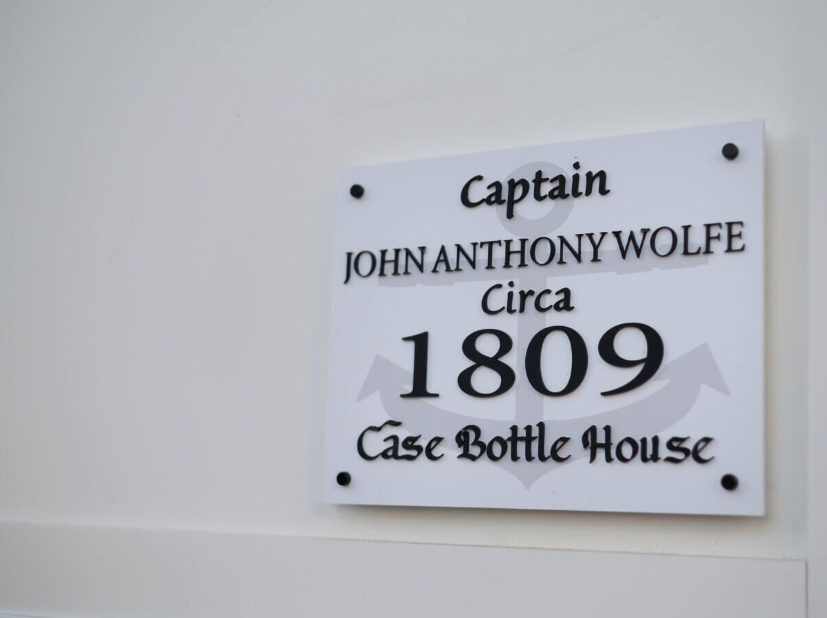 Une plaque portant l’inscription : « La maison-bouteille du capitaine John Anthony Wolfe, construite vers 1809. »