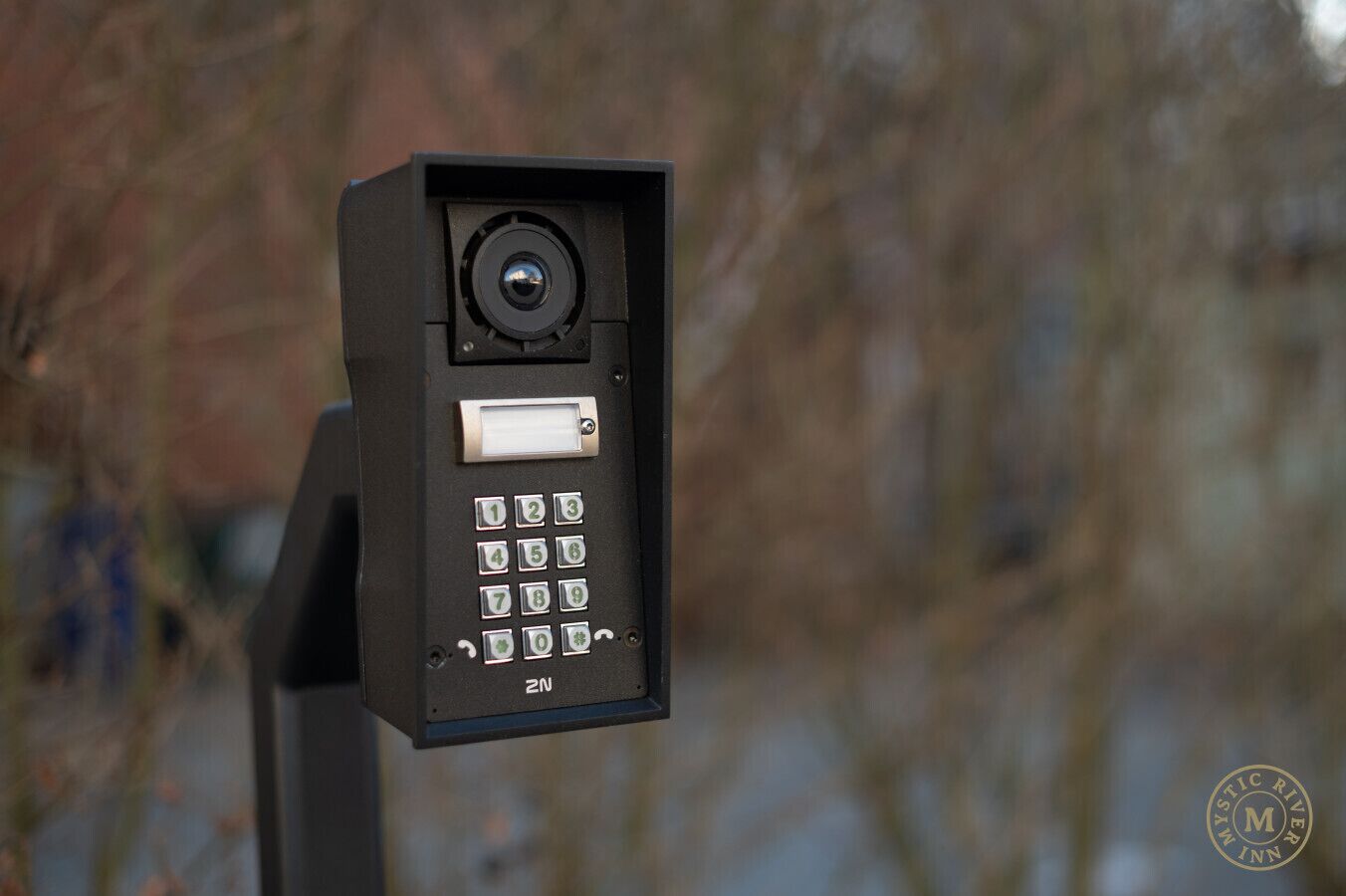 Een beveiligingspaneel met camera en slotmechanisme.