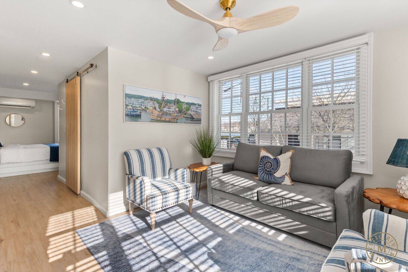 Een televisie en boeken