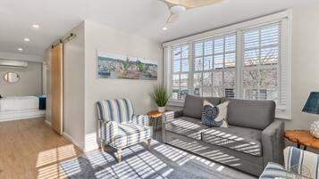 Een televisie en boeken