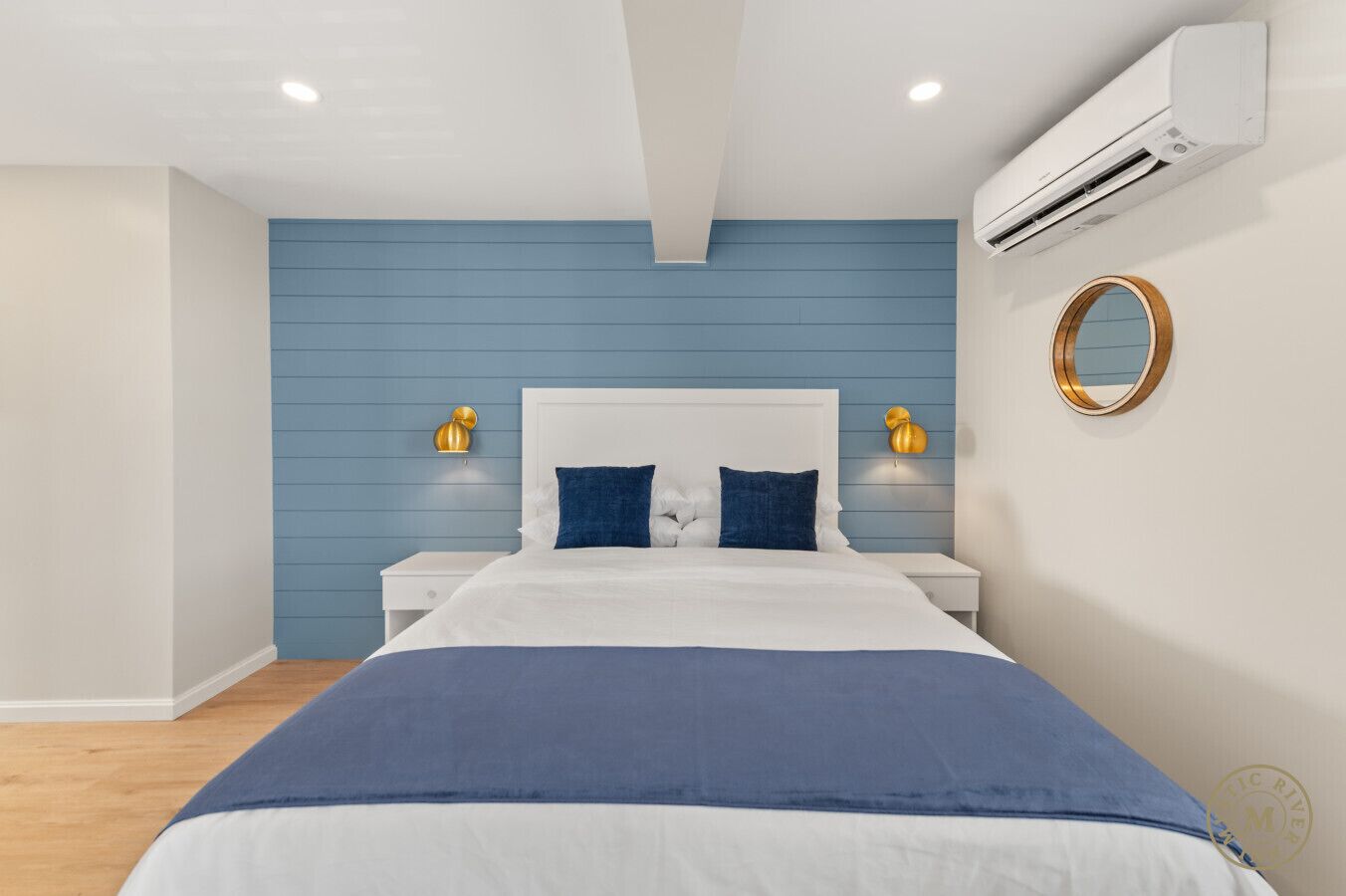 Een bureau, een strijkplank/strijkijzer, reisbedje, wifi