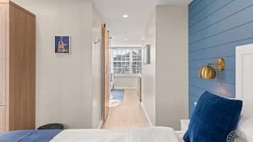 Skrivbord, strykjärn/strykbräda, resesäng och wi-fi