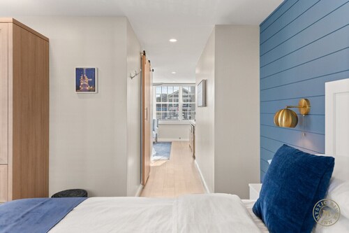 Luxury `River Side Grand` on Captains Row – Steps to Drawbridge