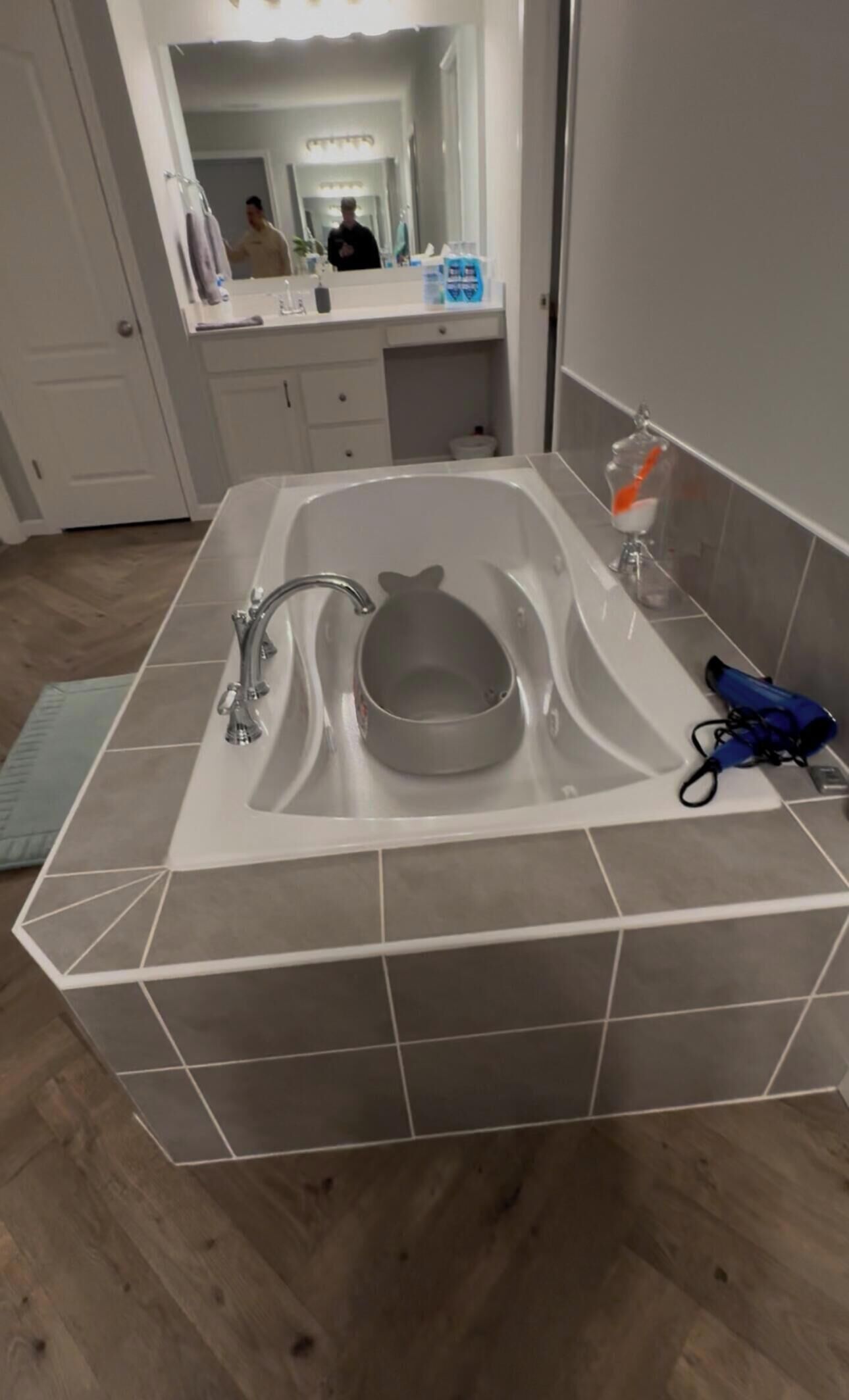 Sèche-cheveux, serviettes fournies, savon, papier toilette