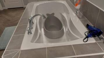 SĂšche-cheveux, serviettes fournies, savon, papier toilette