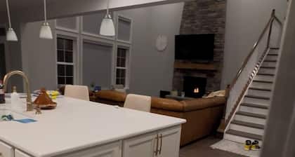 Spacious 5 bedroom house Delaware 1 mile to Alum Creek beach brand new