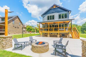 Terrace/patio - New! 4BR - Hot Tub & PVT Basketball/Pickleball Court! (Pigeon Forge)