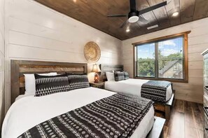 Tabla de planchar con plancha, wifi y ropa de cama 