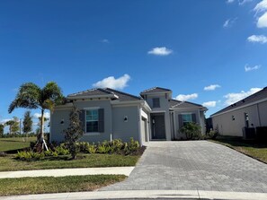 المنشأة من الخارج