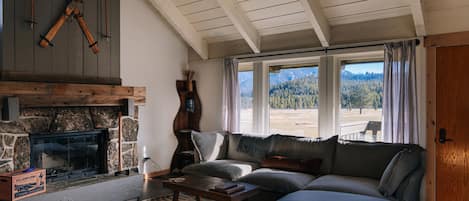 Televisión y chimenea