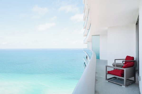 Property grounds - Oceanfront 36th Floor Condo with Stunning Views Resort and Beach Access (Hollywood)