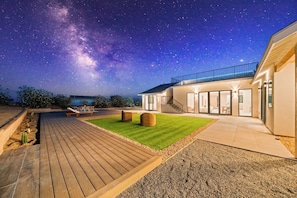 Exterior - 4 Bedrooms, 3 Bathrooms, luxury homes for a vacation getaway. (Joshua Tree)
