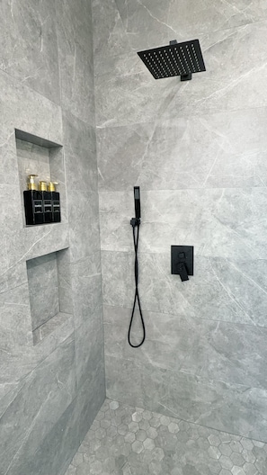 Shower, hair dryer, bidet, towels - 4 Bedrooms, 3 Bathrooms, luxury homes for a vacation getaway. (Joshua Tree)