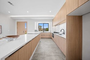 Fridge, microwave, oven, dishwasher - 4 Bedrooms, 3 Bathrooms, luxury homes for a vacation getaway. (Joshua Tree)