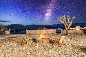 Property grounds - 4 Bedrooms, 3 Bathrooms, luxury homes for a vacation getaway. (Joshua Tree)