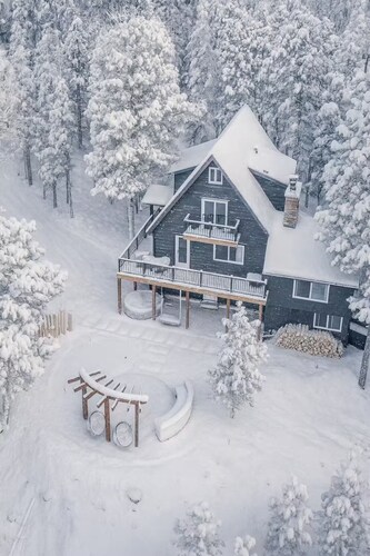 Charming 4-bedroom house in Evergreen perfect for your getaway