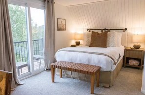 4 bedrooms, desk, iron/ironing board, free WiFi - Luxury Mountain Chalet-  Views, Hot Tub & Putting Green (Evergreen)