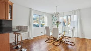 Vila, vista para o jardim | Opções para refeição no quarto