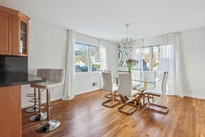 Villa, vue sur le jardin | Repas dans la chambre
