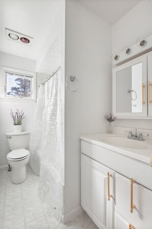 Combined shower/tub, free toiletries, hair dryer, towels - Luxury NYC Home Game Room Free Parking (White Plains)