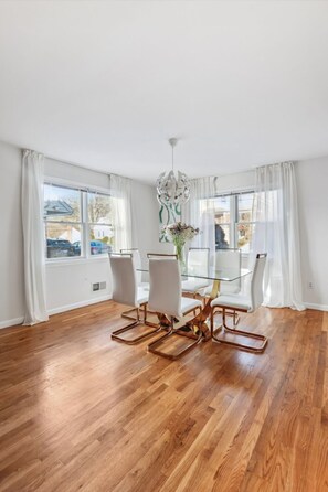 Dining - Luxury NYC Home Game Room Free Parking (White Plains)