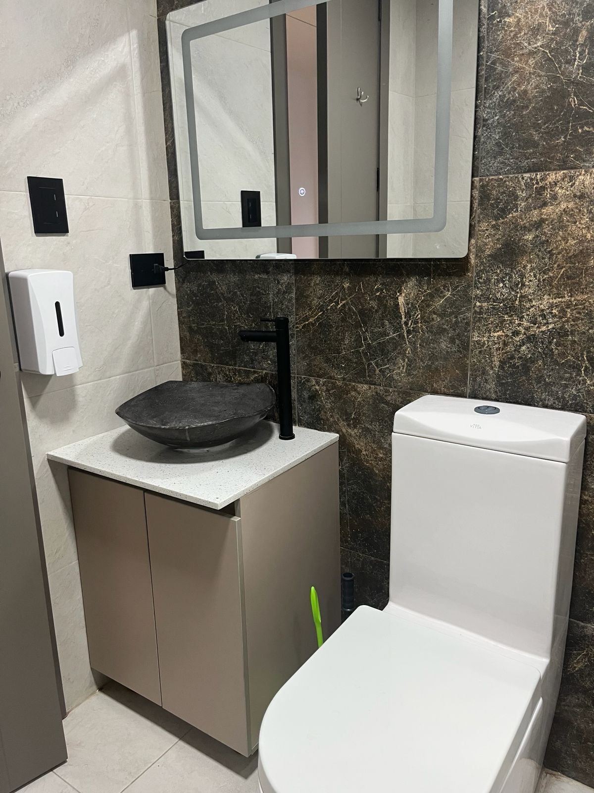 Toallas, jabón, papel de baño 