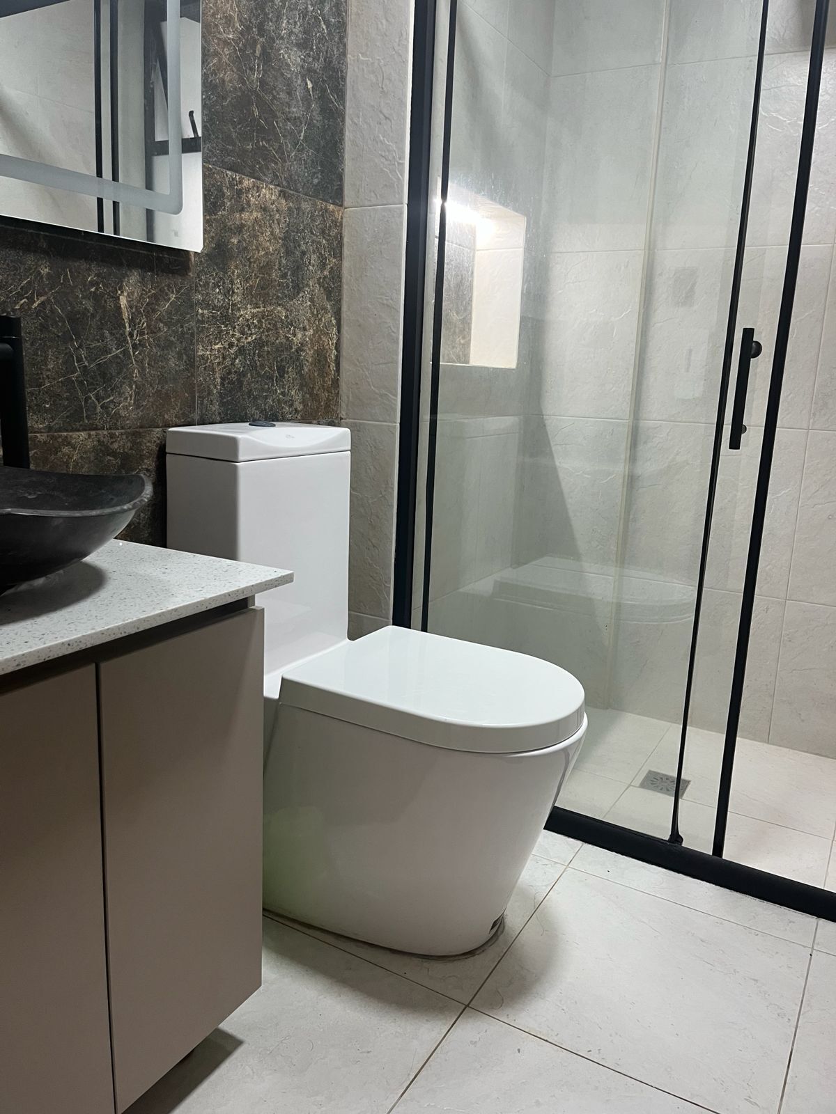 Serviettes fournies, savon, papier toilette
