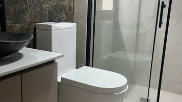 Serviettes fournies, savon, papier toilette