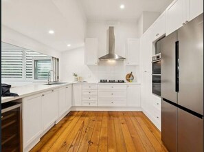 Microwave, oven, stovetop, dishwasher - Your Brisbane Oasis (Gordon Park)