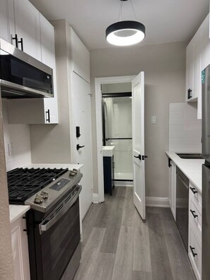 Refrigerador, microondas, horno y parrilla de estufa 