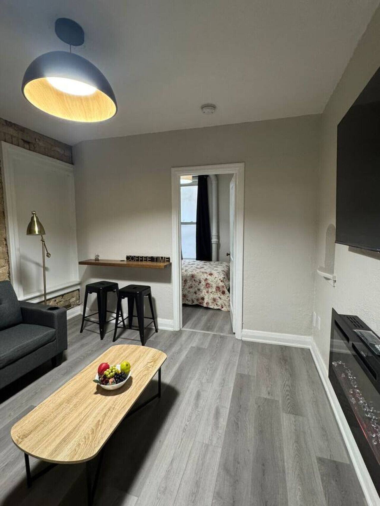 Télévision, cheminée