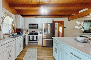 Fridge, microwave, stovetop, dishwasher