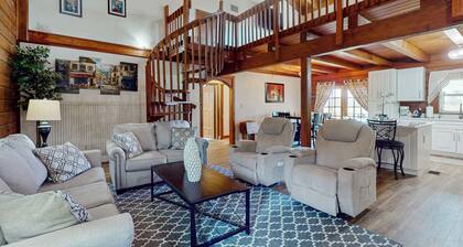 Waterfront Views! Countryside Cabin in Clermont