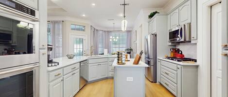 Réfrigérateur, micro-ondes, plaque de cuisson, lave-vaisselle