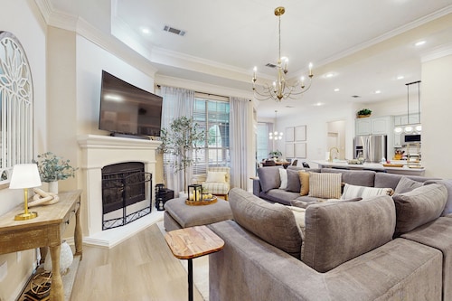 3BR Home w/ Private Pool, Large Yard, Wet Bar & TV