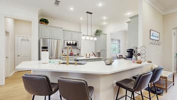 Réfrigérateur, micro-ondes, plaque de cuisson, lave-vaisselle