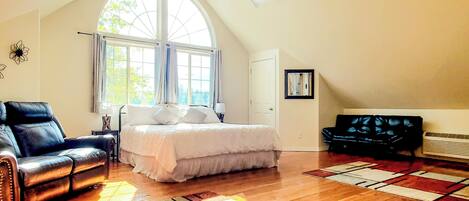 Tabla de planchar con plancha, acceso a internet y ropa de cama