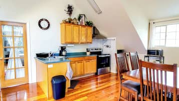 Fridge, microwave, stovetop, coffee/tea maker