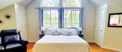 Een strijkplank/strijkijzer, internet, beddengoed