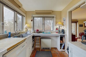 Réfrigérateur, micro-ondes, plaque de cuisson, lave-vaisselle